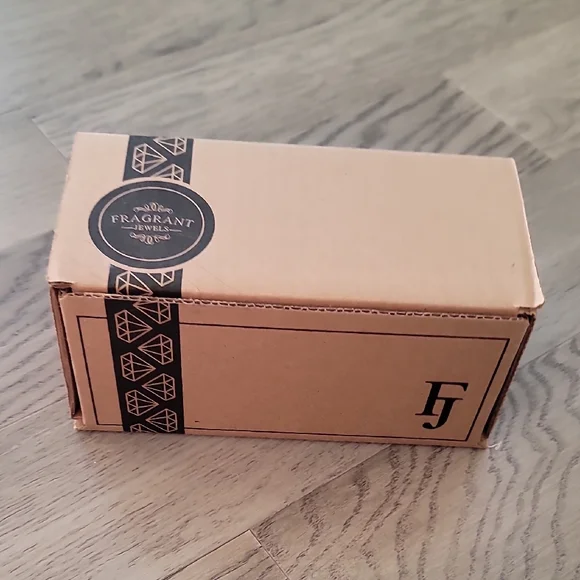 Fragrant Jewels Black Candle - Picture 4 of 4